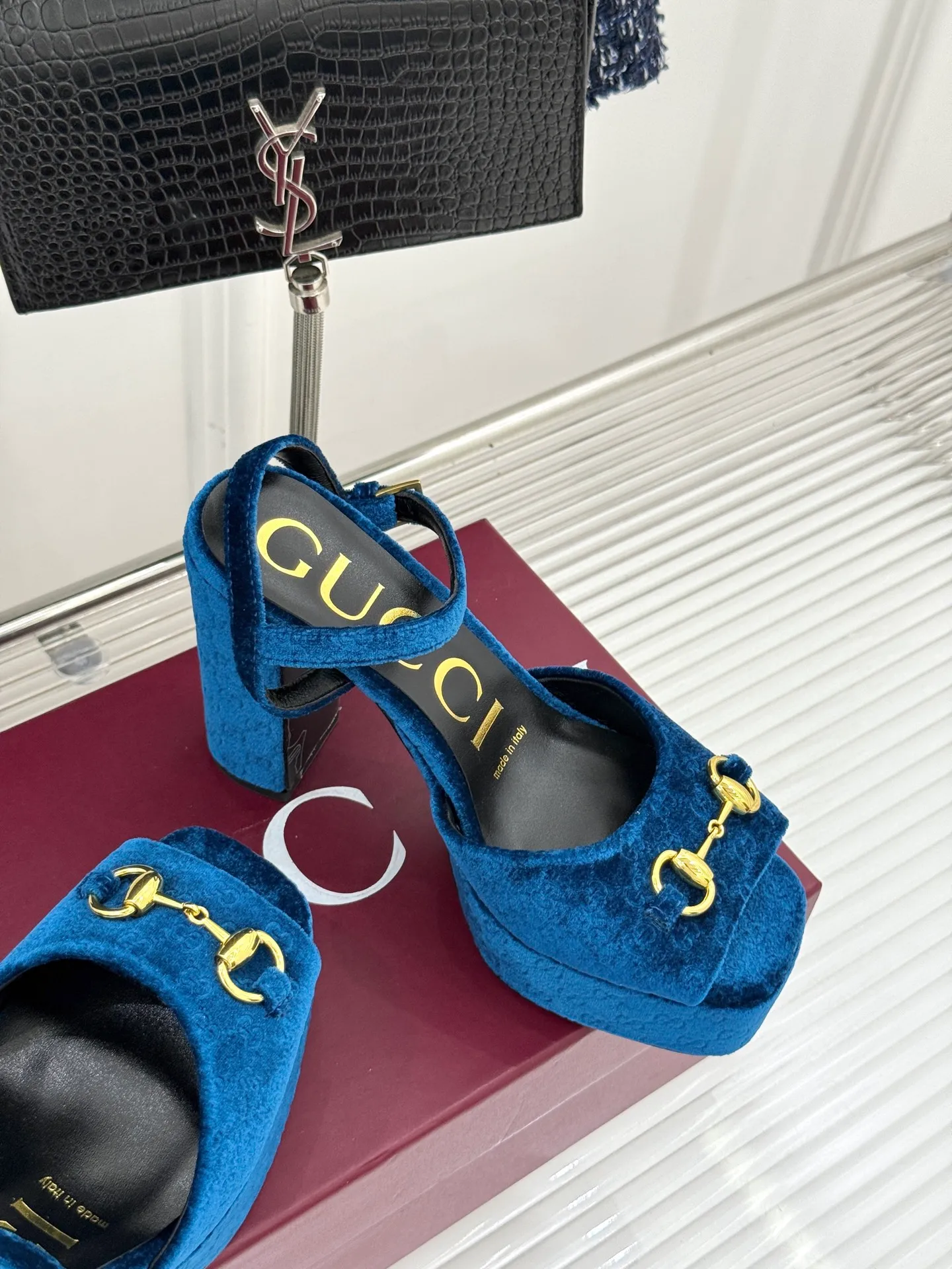 👟👟Ex-factory price 660👟👟 Gucci/Gucci classic horsebit pointed velvet square toe waterproof platform high-heeled sandals When the classic horsebit meets velvet texture, these sandals have become synonymous with elegance and individuality. The square toe design breaks the sharpness of the pointed toe and adds a bit of retro laziness. The delicate velvet upper feels luxurious and shows a high-end texture with the flow of light and shadow. Every step brings a gentle aura. The iconic metal horsebit embellishes the shoe body, instantly awakening brand recognition and cleverly blending retro style with modern fashion. The golden ratio of waterproof platforms and high heels not only lengthens the leg lines but also reduces walking pressure, allowing elegance without compromising comfort. Whether worn with a gorgeous dress to attend a dinner party or paired with retro jeans for a daily look, it can easily hold the spotlight and become the finishing touch in the look, highlighting unique taste and extraordinary style. The fabric is made of original customized velvet and the inner pads are all sheepskin. Heel height: 10.8 Water platform: 3.3 Italian imported genuine leather outsole size: 35-39 (40/41/42 customized)